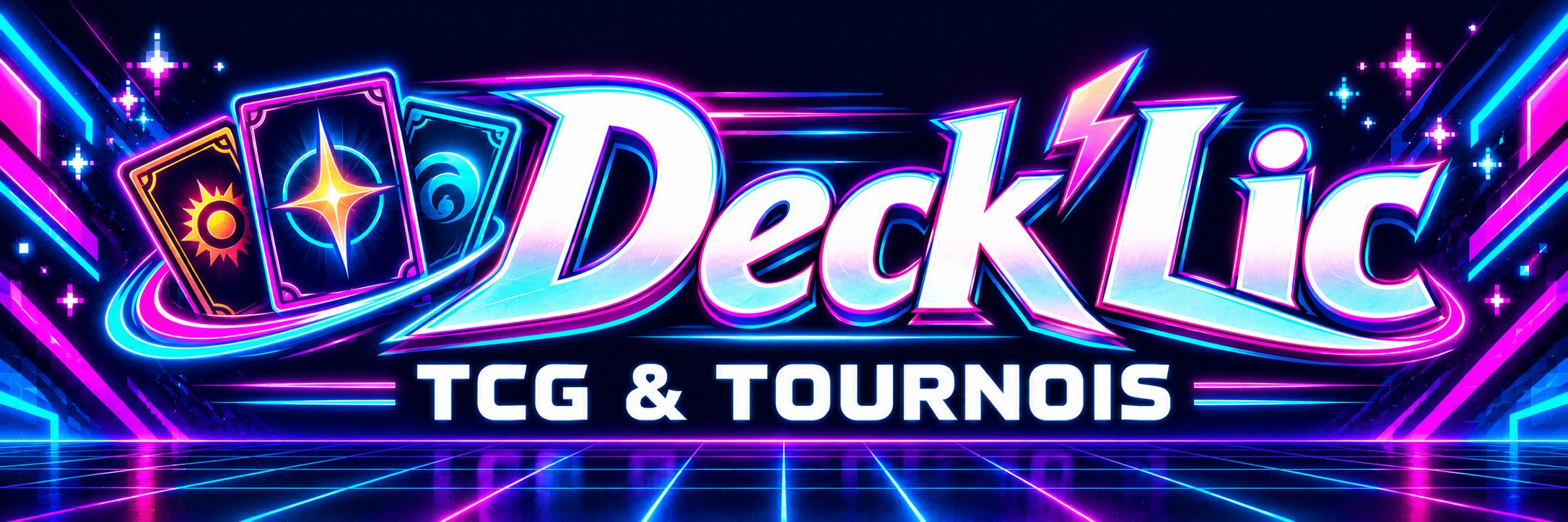 Deck'Lic — TCG & Tournois. Trois cartes stylisées et un éclair, en néon rose et cyan sur fond bleu nuit.